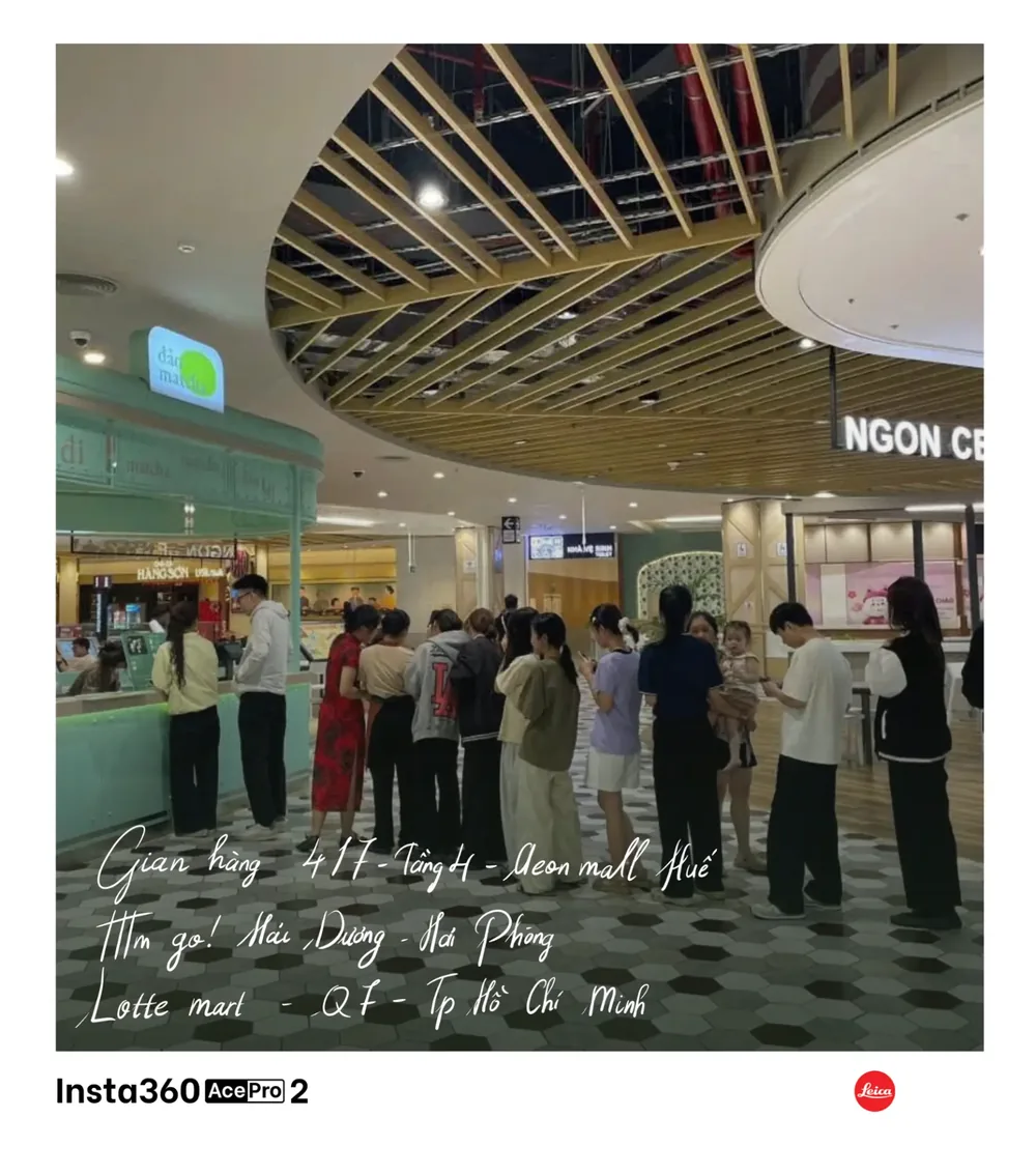 Khách xếp hàng chờ mua matcha tại quầy Đảo Matcha ở Aeon Mall Huế